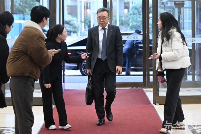 정상혁 신한은행장이 26일 오후 서울 중구 은행연합회에서 열린 '은행연합회 정기 이사회'에 참석하기 위해 이동하고 있다. 사진=강민석 기자 kms@newsway.co.kr