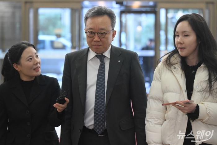 정상혁 신한은행장이 26일 오후 서울 중구 은행연합회에서 열린 '은행연합회 정기 이사회'에 참석하기 위해 이동하고 있다. 사진=강민석 기자 kms@newsway.co.kr