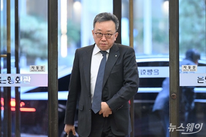 정상혁 신한은행장이 26일 오후 서울 중구 은행연합회에서 열린 '은행연합회 정기 이사회'에 참석하기 위해 이동하고 있다. 사진=강민석 기자 kms@newsway.co.kr