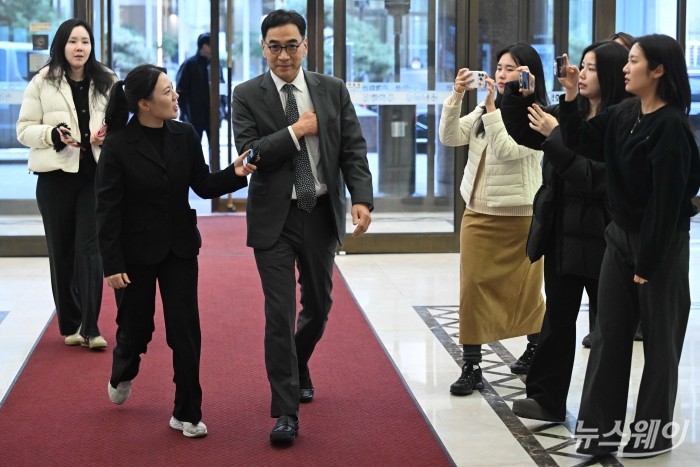 이광희 SC제일은행장이 26일 오후 서울 중구 은행연합회에서 열린 '은행연합회 정기 이사회'에 참석하기 위해 이동하고 있다. 사진=강민석 기자 kms@newsway.co.kr