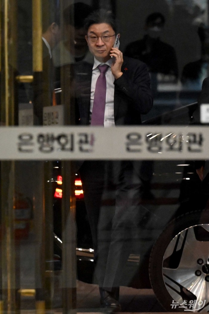 이억원 금융위원회 위원장이 26일 오후 서울 중구 은행연합회에서 열린 '은행연합회 정기 이사회'에 참석하기 위해 이동하던 중 통화를 하고 있다. 사진=강민석 기자 kms@newsway.co.kr