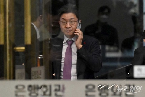 통화하며 '은행연합회 정기 이사회' 향하는 이억원 금융위원장