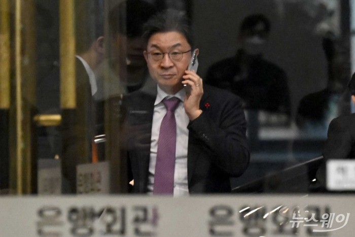 이억원 금융위원회 위원장이 26일 오후 서울 중구 은행연합회에서 열린 '은행연합회 정기 이사회'에 참석하기 위해 이동하던 중 통화를 하고 있다. 사진=강민석 기자 kms@newsway.co.kr