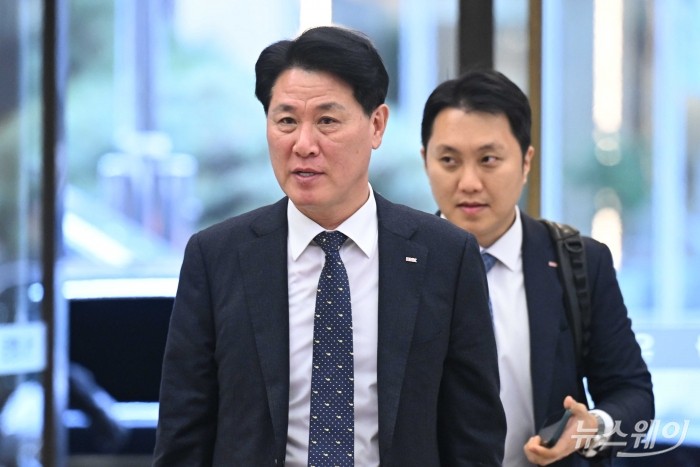 김태한 BNK경남은행장이 26일 오후 서울 중구 은행연합회에서 열린 '은행연합회 정기 이사회'에 참석하기 위해 이동하고 있다. 사진=강민석 기자 kms@newsway.co.kr