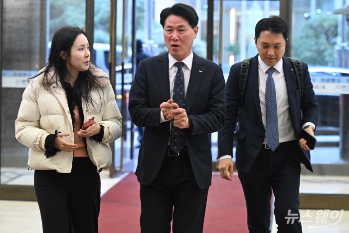 김태한 BNK경남은행장이 26일 오후 서울 중구 은행연합회에서 열린 '은행연합회 정기 이사회'에 참석하기 위해 이동하고 있다. 사진=강민석 기자 kms@newsway.co.kr