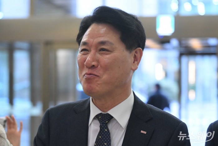 김태한 BNK경남은행장이 26일 오후 서울 중구 은행연합회에서 열린 '은행연합회 정기 이사회'에 참석하기 위해 이동하고 있다. 사진=강민석 기자 kms@newsway.co.kr