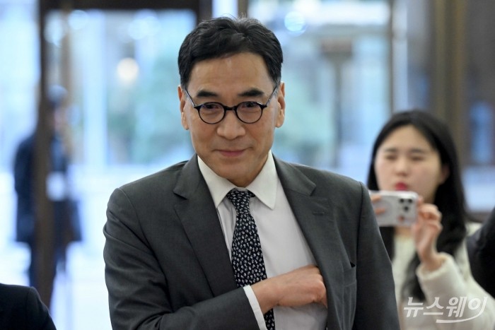 이광희 SC제일은행장이 26일 오후 서울 중구 은행연합회에서 열린 '은행연합회 정기 이사회'에 참석하기 위해 이동하고 있다. 사진=강민석 기자 kms@newsway.co.kr