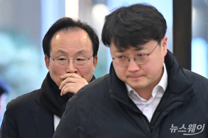 이환주 KB국민은행장이 26일 오후 서울 중구 은행연합회에서 열린 '은행연합회 정기 이사회'에 참석하기 위해 이동하고 있다. 사진=강민석 기자 kms@newsway.co.kr