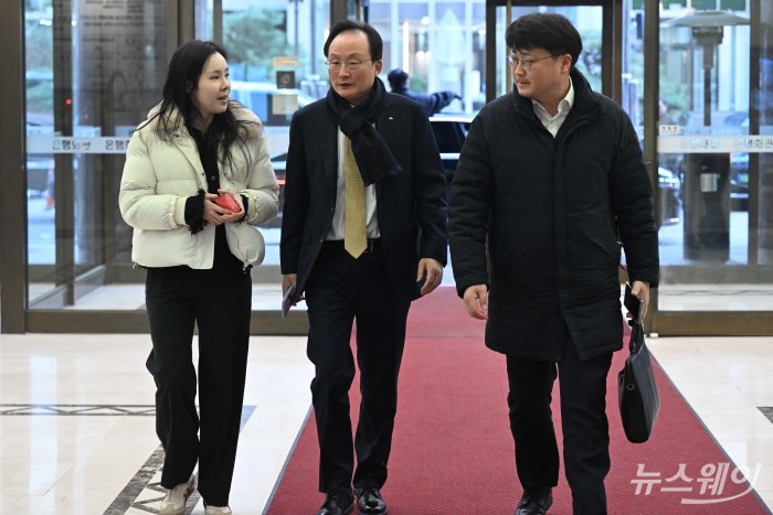 이환주 KB국민은행장이 26일 오후 서울 중구 은행연합회에서 열린 '은행연합회 정기 이사회'에 참석하기 위해 이동하고 있다. 사진=강민석 기자 kms@newsway.co.kr