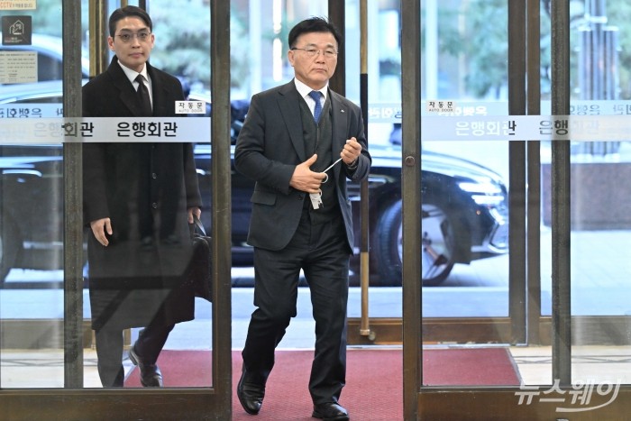 박상진 한국산업은행 회장이 26일 오후 서울 중구 은행연합회에서 열린 '은행연합회 정기 이사회'에 참석하기 위해 이동하고 있다. 사진=강민석 기자 kms@newsway.co.kr