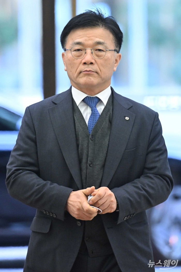 박상진 한국산업은행 회장이 26일 오후 서울 중구 은행연합회에서 열린 '은행연합회 정기 이사회'에 참석하기 위해 이동하고 있다. 사진=강민석 기자 kms@newsway.co.kr