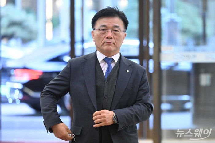 박상진 한국산업은행 회장이 26일 오후 서울 중구 은행연합회에서 열린 '은행연합회 정기 이사회'에 참석하기 위해 이동하고 있다. 사진=강민석 기자 kms@newsway.co.kr