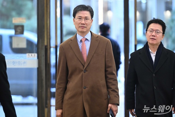 강태영 NH농협은행장이 26일 오후 서울 중구 은행연합회에서 열린 '은행연합회 정기 이사회'에 참석하기 위해 이동하고 있다. 사진=강민석 기자 kms@newsway.co.kr