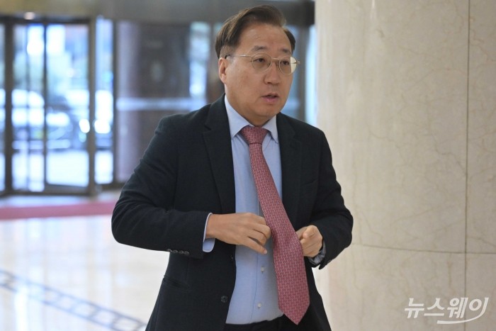 윤호영 카카오뱅크 대표이사가 26일 오후 서울 중구 은행연합회에서 열린 '은행연합회 정기 이사회'에 참석하기 위해 이동하고 있다. 사진=강민석 기자 kms@newsway.co.kr