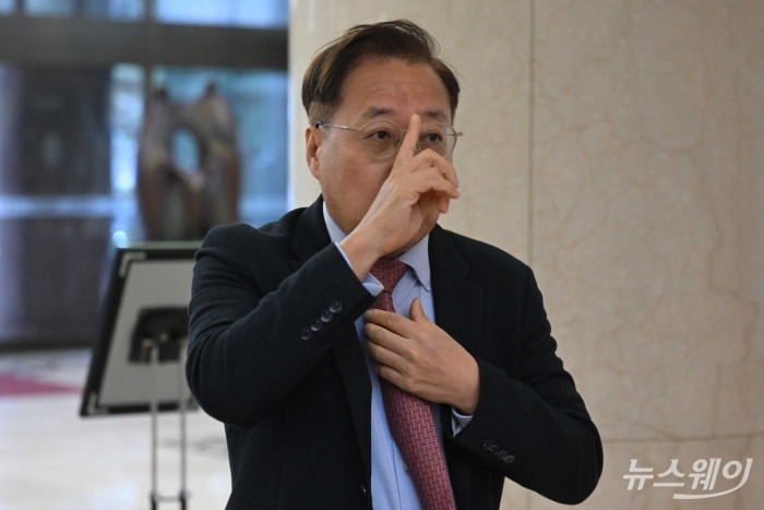 윤호영 카카오뱅크 대표이사가 26일 오후 서울 중구 은행연합회에서 열린 '은행연합회 정기 이사회'에 참석하기 위해 이동하고 있다. 사진=강민석 기자 kms@newsway.co.kr