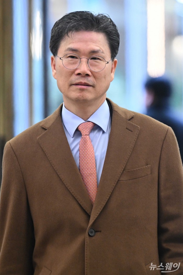 강태영 NH농협은행장이 26일 오후 서울 중구 은행연합회에서 열린 '은행연합회 정기 이사회'에 참석하기 위해 이동하고 있다. 사진=강민석 기자 kms@newsway.co.kr