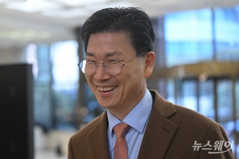 밝은 미소로 '은행연합회 정기 이사회' 향하는 강태영 농협은행장