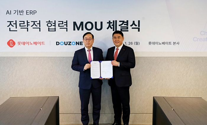 더존비즈온 이강수 부회장(왼쪽)과 롯데이노베이트 김경엽 대표가 26일 롯데이노베이트 본사에서 업무협약을 체결하고 기념촬영을 하고 있다. 사진=더존비즈온 제공