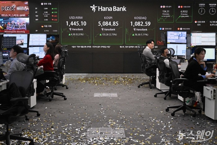도널드 트럼프 미국 대통령의 무역 관세 재인상 발표에도 코스피가 다시 5천선을 탈환한 27일 오후 서울 중구 하나인피니티서울에서 직원들이 업무를 보고 있다. 이날 코스피는 전일 대비 135.26포인트(2.73%) 오른 5084.85에 장마감을 기록했으며 코스닥은 전일 대비 18.18포인트(1.71%) 인상된 1082.59에 끝냈다. 사진=강민석 기자 kms@newsway.co.kr