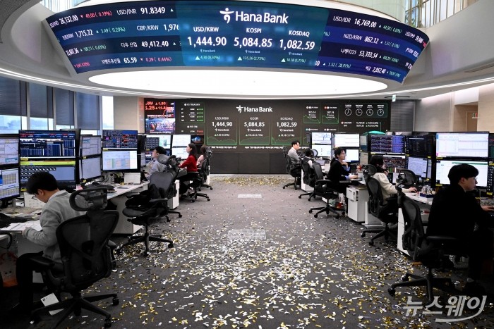 도널드 트럼프 미국 대통령의 무역 관세 재인상 발표에도 코스피가 다시 5천선을 탈환한 27일 오후 서울 중구 하나인피니티서울에서 직원들이 업무를 보고 있다. 이날 코스피는 전일 대비 135.26포인트(2.73%) 오른 5084.85에 장마감을 기록했으며 코스닥은 전일 대비 18.18포인트(1.71%) 인상된 1082.59로 끝냈다. 사진=강민석 기자 kms@newsway.co.kr