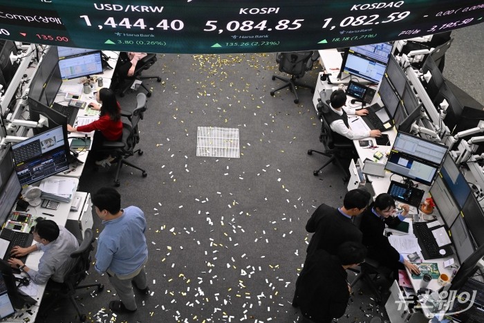 도널드 트럼프 미국 대통령의 무역 관세 재인상 발표에도 코스피가 다시 5천선을 탈환한 27일 오후 서울 중구 하나인피니티서울에서 직원들이 업무를 보고 있다. 이날 코스피는 전일 대비 135.26포인트(2.73%) 오른 5084.85에 장마감을 기록했으며 코스닥은 전일 대비 18.18포인트(1.71%) 인상된 1082.59에 끝냈다. 사진=강민석 기자 kms@newsway.co.kr