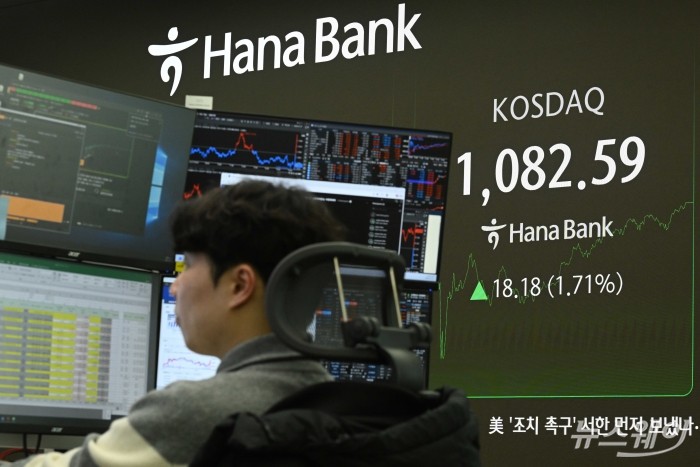 도널드 트럼프 미국 대통령의 무역 관세 재인상 발표에도 코스피가 다시 5천선을 탈환하고 코스닥이 사상 최고치를 경신한 27일 오후, 서울 중구 하나인피니티서울에서 직원이 업무를 보고 있다. 이날 코스피는 전일 대비 135.26포인트(2.73%) 오른 5084.85에 장마감을 기록했으며 코스닥은 전일 대비 18.18포인트(1.71%) 인상된 1082.59로 끝냈다. 사진=강민석 기자 kms@newsway.co.kr