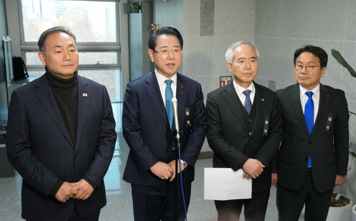 김영록 전라남도지사가 27일 서울 국회의원회관에서 열린 광주·전남 행정통합 특별법 검토 제4차 간담회에서 논의된 특별법 내용을 발표하고 있다.