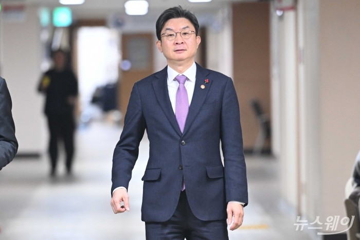 이억원 금융위원회 위원장이 28일 오전 서울 종로구 정부서울청사에서 열린 금융위 현안 질의에 참석하기 위해 이동하고 있다. 사진=강민석 기자 kms@newsway.co.kr