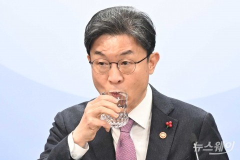 금융위 현안 질의에서 물 마시는 이억원 위원장