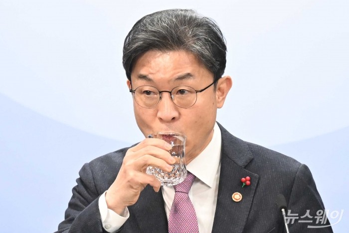 이억원 금융위원회 위원장이 28일 오전 서울 종로구 정부서울청사에서 열린 금융위 현안 질의 중 물을 마시고 있다. 사진=강민석 기자 kms@newsway.co.kr