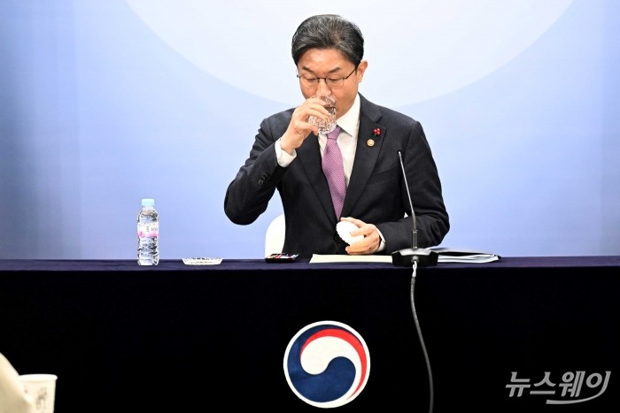 이억원 금융위원회 위원장이 28일 오전 서울 종로구 정부서울청사에서 열린 금융위 현안 질의 중 물을 마시고 있다. 사진=강민석 기자 kms@newsway.co.kr