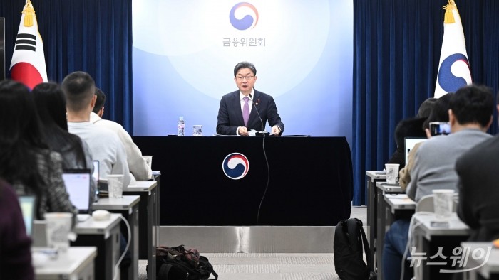 이억원 금융위원회 위원장이 28일 오전 서울 종로구 정부서울청사에서 열린 금융위 현안 질의에서 발언을 하고 있다. 사진=강민석 기자 kms@newsway.co.kr