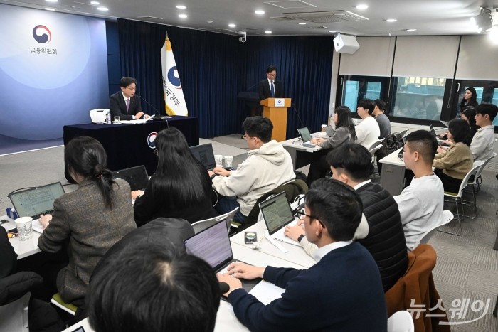 이억원 금융위원회 위원장이 28일 오전 서울 종로구 정부서울청사에서 열린 금융위 현안 질의에서 발언하고 있다. 사진=강민석 기자 kms@newsway.co.kr