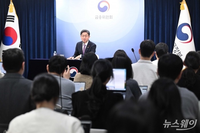이억원 금융위원회 위원장이 28일 오전 서울 종로구 정부서울청사에서 열린 금융위 현안 질의에서 발언하고 있다. 사진=강민석 기자 kms@newsway.co.kr