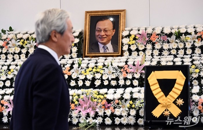 정몽준 아산재단 이사장이 28일 오전 서울 종로구 서울대학교병원 장례식장에 마련된 故 이해찬 전 국무총리의 빈소에서 조문을 하고 있다. 사진=사진공동취재단