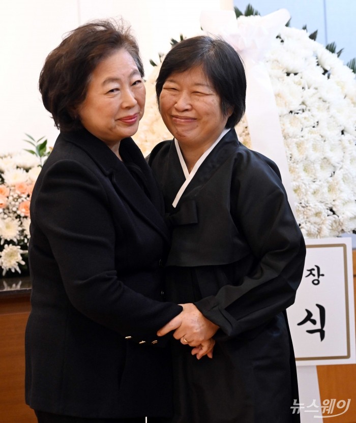 현정은 현대그룹 회장이 28일 오전 서울 종로구 서울대학교병원 장례식장에 마련된 故 이해찬 전 국무총리의 빈소에서 조문을 하고 이해찬 전 총리 부인인 김정옥 여사를 위로하고 있다. 사진=사진공동취재단