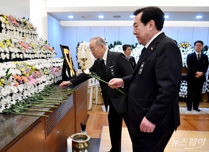 손경식 한국경영자총협회장과 김기문 중소기업중앙회장이 28일 오전 서울 종로구 서울대학교병원 장례식장에 마련된 故 이해찬 전 국무총리의 빈소에서 조문을 하고 있다. 사진=사진공동취재단