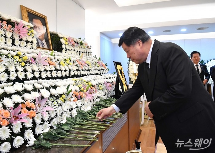 서정진 셀트리온그룹 회장이 28일 오전 서울 종로구 서울대학교병원 장례식장에 마련된 故 이해찬 전 국무총리의 빈소에서 조문을 하고 있다. 사진=사진공동취재단