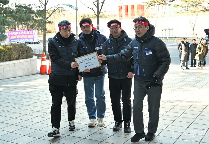 윤석구 금융노조 제28대 위원장 당선인과 문성찬 SC제일은행 노조지부장, 김용환 신한은행지부장, 김정 KB국민은행지부장 등이 28일 서울 여의도 금융감독원 앞에서 'ELS 사태 해결 촉구 및 폭압적 검사 금감원 규탄 기자회견'을 진행하고 항의서한을 전달하기 위해 금융감독원으로 들어서고 있다. 사진=이수길 기자 Leo2004@newsway.co.kr