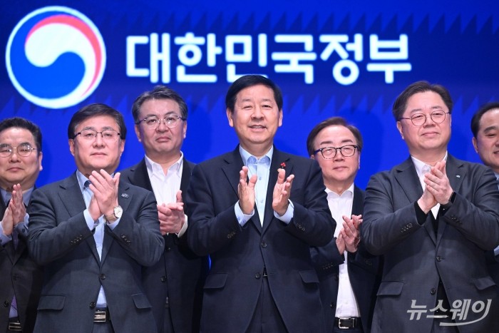 (앞 줄 중앙)구윤철 경제부총리 겸 재정경제부 장관을 비롯한 참석자들이 28일 오후 서울 중구 대한상공회의소에서 열린 K-GX 민관합동추진단 출범식에서 기념촬영을 하고 있다. 사진=강민석 기자 kms@newsway.co.kr