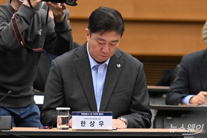 한상우 코리아스타트업포럼 의장이 28일 오후 서울 중구 대한상공회의소에서 열린 K-GX 민관합동추진단 출범식에 참석해 자료를 살펴보고 있다. 사진=강민석 기자 kms@newsway.co.kr