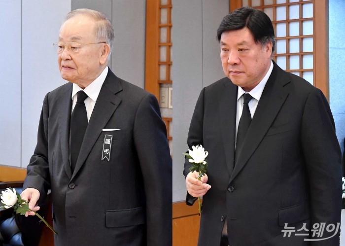 손경식 한국경영자총협회장(왼쪽)과 서정진 셀트리온그룹 회장이 28일 오전 서울 종로구 서울대학교병원 장례식장에 마련된 故 이해찬 전 국무총리의 빈소에서 조문을 하기 위해 장내로 각각 들어서고 있다. 사진=사진공동취재단