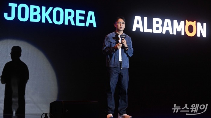 윤현준 잡코리아 대표이사가 29일 오전 서울 강남구 그랜드 인터컨티넨탈 파르나스에서 열린 자사 30주년 기념 컨퍼런스 및 'JOBKOREA THE REBOOT' 신규 사명 발표회에서 'AI 시대 채용의 기준, 새로워진 잡코리아'를 주제로 기조강연을 하고 있다. 사진=강민석 기자 kms@newsway.co.kr