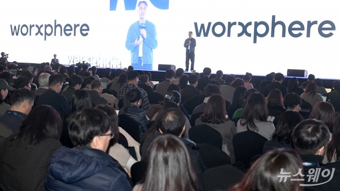 윤현준 잡코리아 대표이사가 29일 오전 서울 강남구 그랜드 인터컨티넨탈 파르나스에서 열린 자사 30주년 기념 컨퍼런스 및 'JOBKOREA THE REBOOT' 신규 사명 발표회에서 'AI 시대 채용의 기준, 새로워진 잡코리아'를 주제로 기조강연을 하고 있다. 사진=강민석 기자 kms@newsway.co.kr