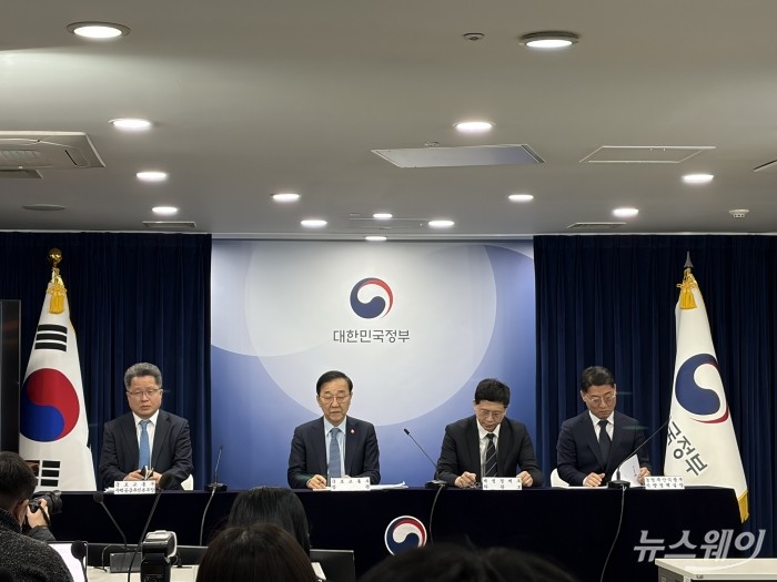 정부 관계자들이 29일 서울 정부청사에서 열린 '도심 주택공급 확대 및 신속화 방안'을 발표하고 있다. 사진=박상훈 기자