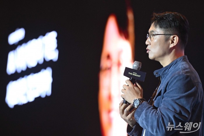 윤현준 잡코리아 대표이사가 29일 오전 서울 강남구 그랜드 인터컨티넨탈 파르나스에서 열린 자사 30주년 기념 컨퍼런스 및 'JOBKOREA THE REBOOT' 신규 사명 발표회에서 'AI 시대 채용의 기준, 새로워진 잡코리아'를 주제로 기조강연을 하고 있다. 사진=강민석 기자 kms@newsway.co.kr