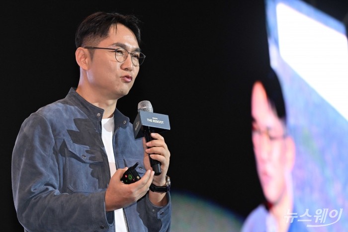 윤현준 잡코리아 대표이사가 29일 오전 서울 강남구 그랜드 인터컨티넨탈 파르나스에서 열린 자사 30주년 기념 컨퍼런스 및 'JOBKOREA THE REBOOT' 신규 사명 발표회에서 'AI 시대 채용의 기준, 새로워진 잡코리아'를 주제로 기조강연을 하고 있다. 사진=강민석 기자 kms@newsway.co.kr