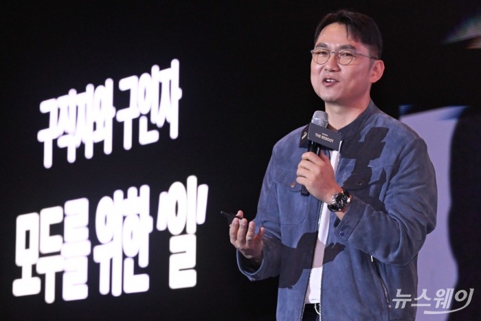 윤현준 잡코리아 대표이사가 29일 오전 서울 강남구 그랜드 인터컨티넨탈 파르나스에서 열린 자사 30주년 기념 컨퍼런스 및 'JOBKOREA THE REBOOT' 신규 사명 발표회에서 'AI 시대 채용의 기준, 새로워진 잡코리아'를 주제로 기조강연을 하고 있다. 사진=강민석 기자 kms@newsway.co.kr