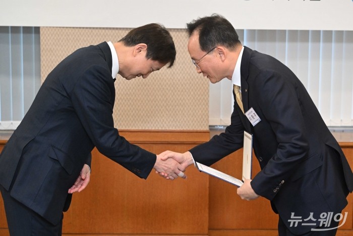 (왼쪽)이찬진 금융감독원장이 29일 오후 서울 여의도 금융감독원 본원에서 열린 제7회 '상생협력 금융新상품' 우수사례 시상식에서 이환주 KB국민은행장에게 우수사례 상장을 수여한 뒤 악수를 하고 있다. 사진=강민석 기자 kms@newsway.co.kr