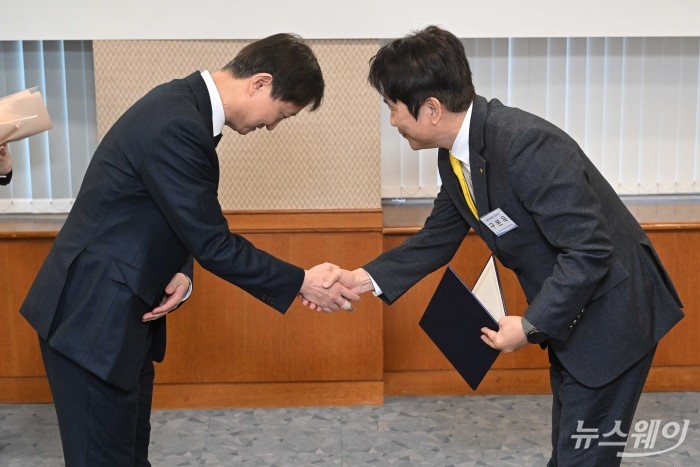 (왼쪽)이찬진 금융감독원장이 29일 오후 서울 여의도 금융감독원 본원에서 열린 제7회 '상생협력 금융新상품' 우수사례 시상식에서 구본욱 KB손해보험 대표이사에게 우수사례 상장을 수여한 뒤 악수를 하고 있다. 사진=강민석 기자 kms@newsway.co.kr